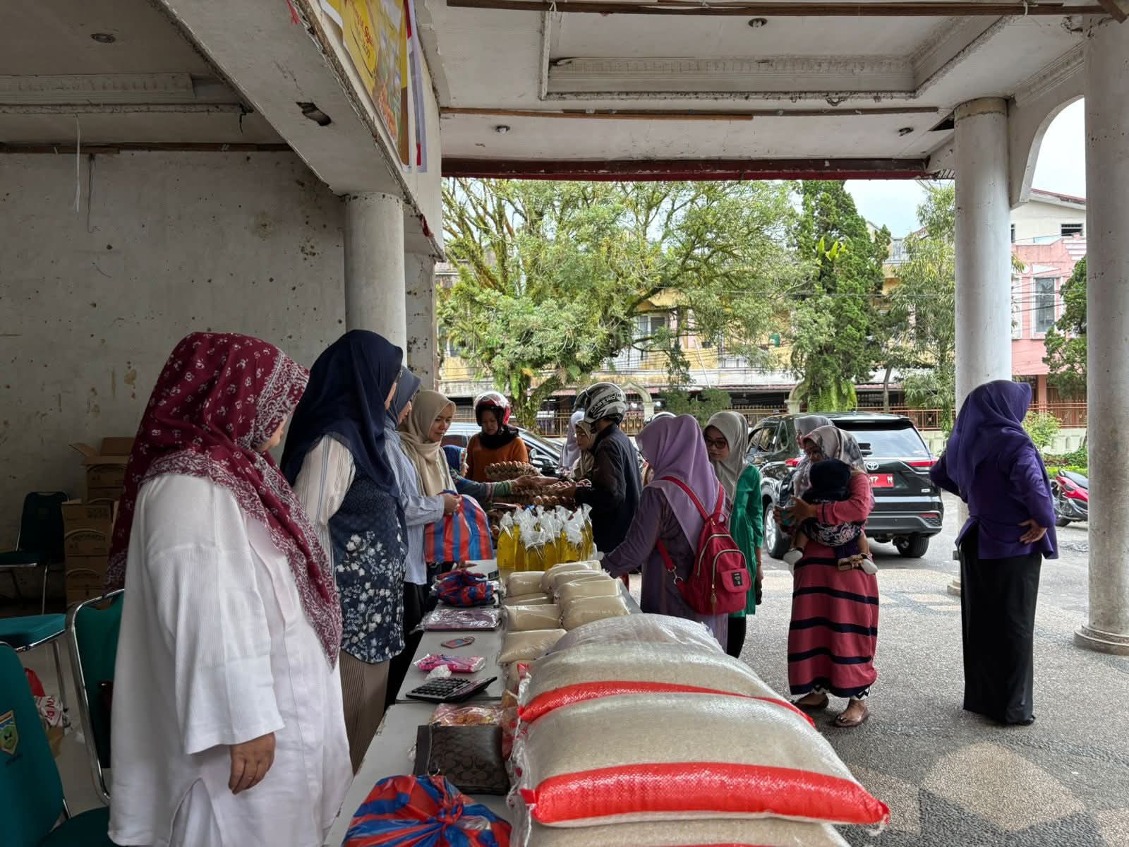 Suasana operasi pasar murah digelar di depan gedung M.Syafei.